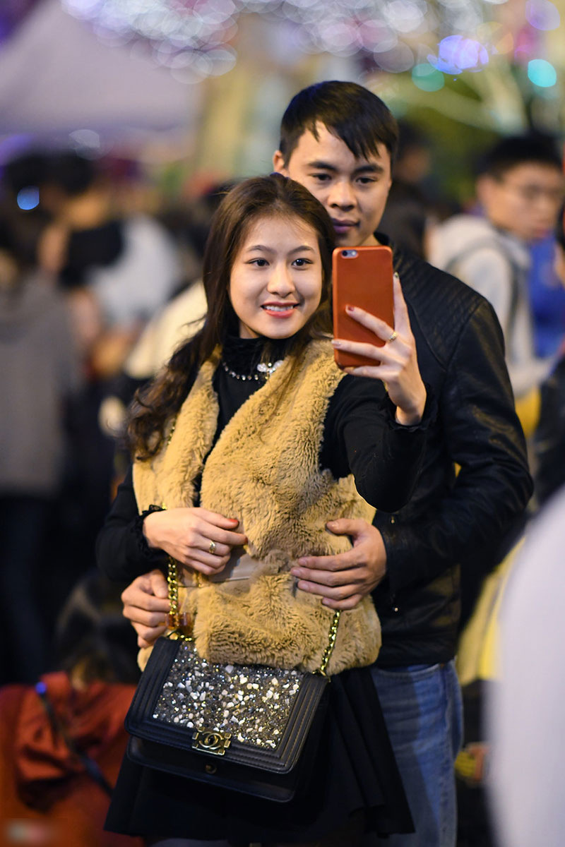 Biển người ra đường đón Giáng sinh